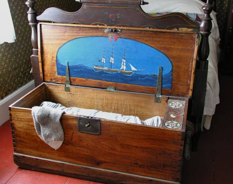 AroundNL-11 Sea chest in lightkeepers's bedroom