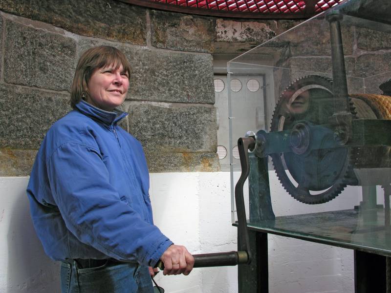 AroundNL-4a Carolyn winds the clockwork which rotates the lamp. One winding took 15min and lasted 2 hours.